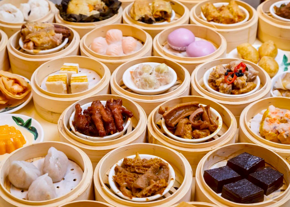 它通常作為茶點傳統的一部分，在悠閒的公共環境中提供菜餚來搭配中國茶